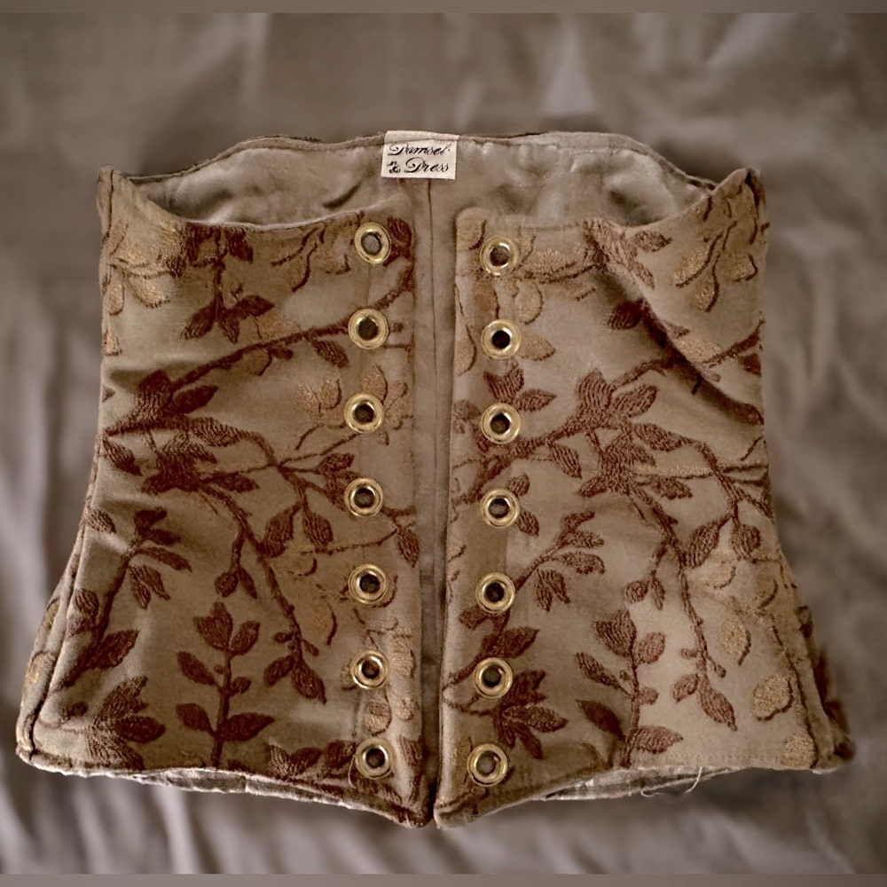 *Rare* DitD Wench corset in seasoning vine - 28”-30” waist